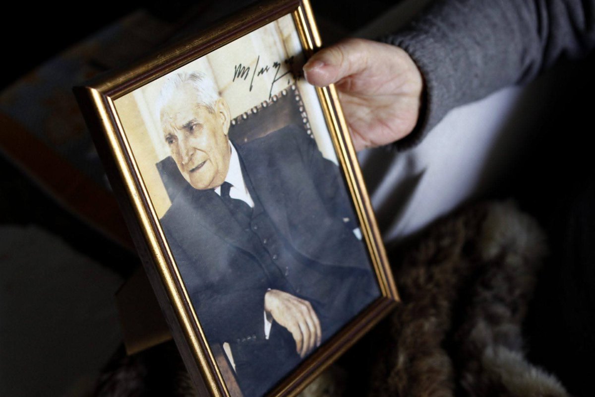 NAUFRÁGIO

«Sinto-me caminhar cada vez mais para a morte,
passo horas e horas a pensar na minha sucessão.
Procuro alguém que seja capaz e queira defender
com firmeza o Ultramar. E não encontro.
Não encontro!»

Salazar em confidência no círculo próximo, 1967.