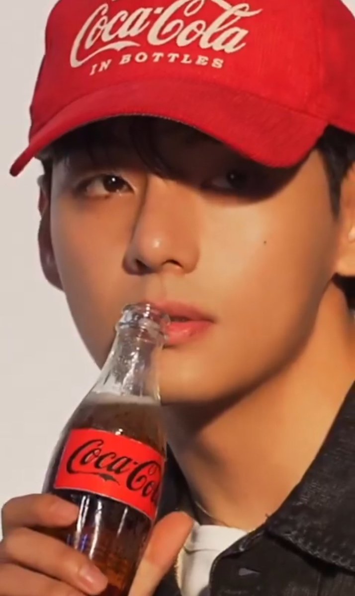 ktaehbrasil's tweet image. Taehyung é o novo embaixador global da @CocaCola! 🥤

TAEHYUNG COCA COLA AMBASSADOR
#TAEHYUNG #BTSV