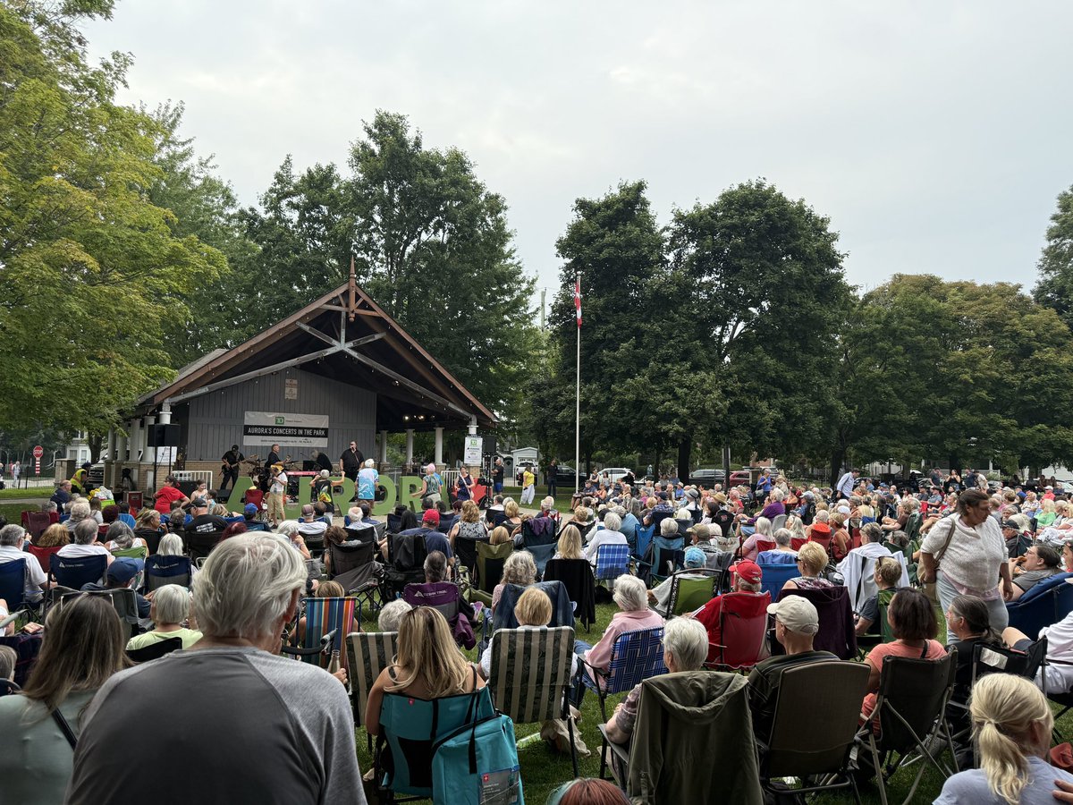 Another Wednesday night, another packed crowd at Town Park as “No Sugar Tonight” rocks the stage! I guess we all got the message to wear black… 😂