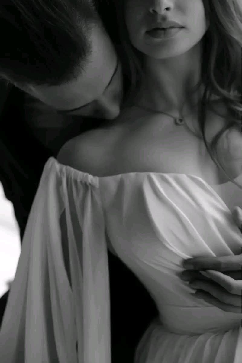 انا كالمدمن لا أكف عن تعاطيها وهي كالخمر افقدتني  عقلي ♥️