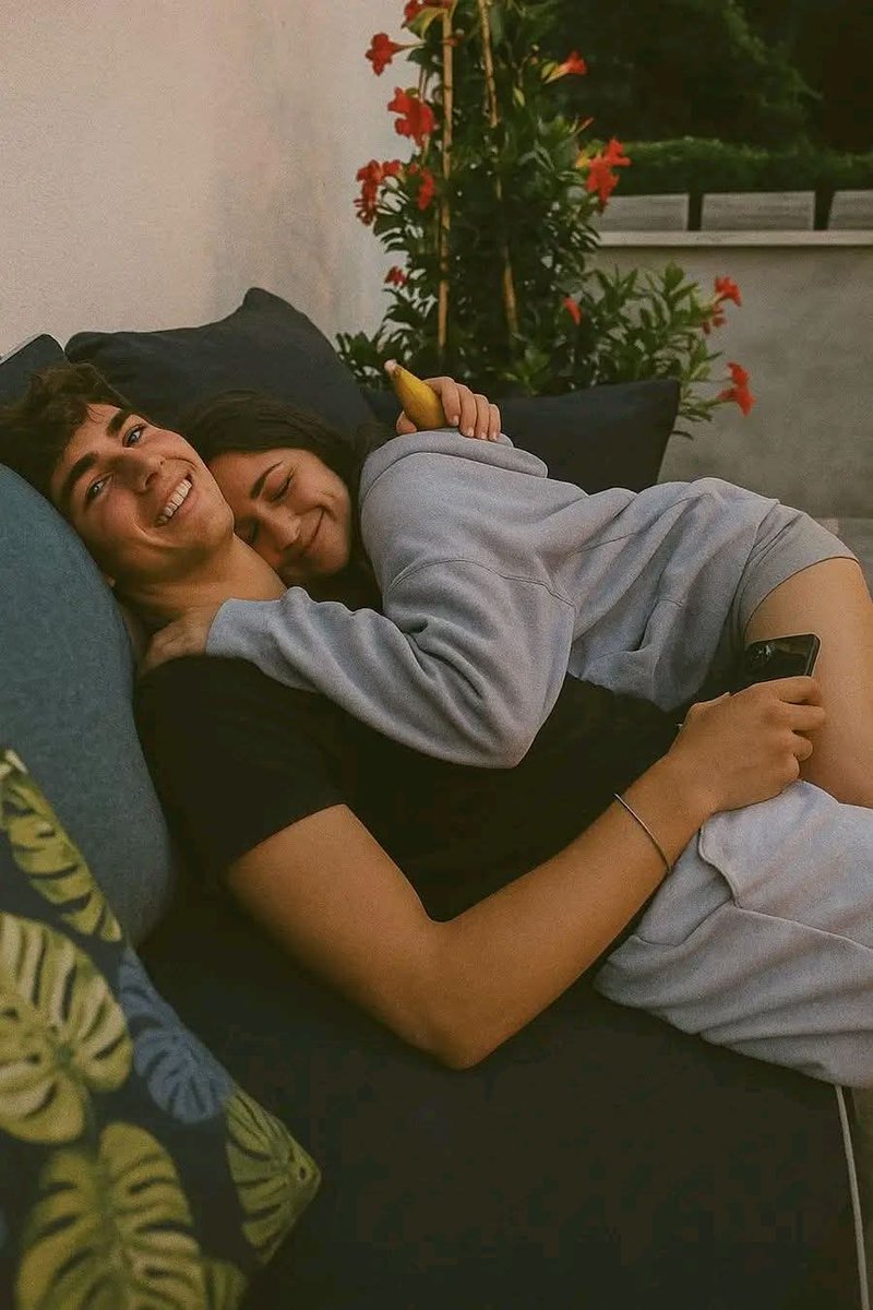 أفضّل النوم على صدرك بدلًا من مليون وسادة...❤️