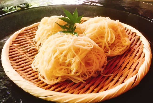 ناغاشي سومين (流しそうめん) هي واحدة من أكثر طرق تناول الطعام الصيفي متعة وانتعاشًا في بلاد الشمس المشرقة! 🌞🍜

تعني الكلمة حرفيًا "السومين المتدفقة"، وهي طريقة تقليدية وموسمية لتناول نودلز السومين الرقيقة والباردة، حيث تُرسل النودلز عبر قناة من الخيزران مليئة بماء بارد جارٍ أو