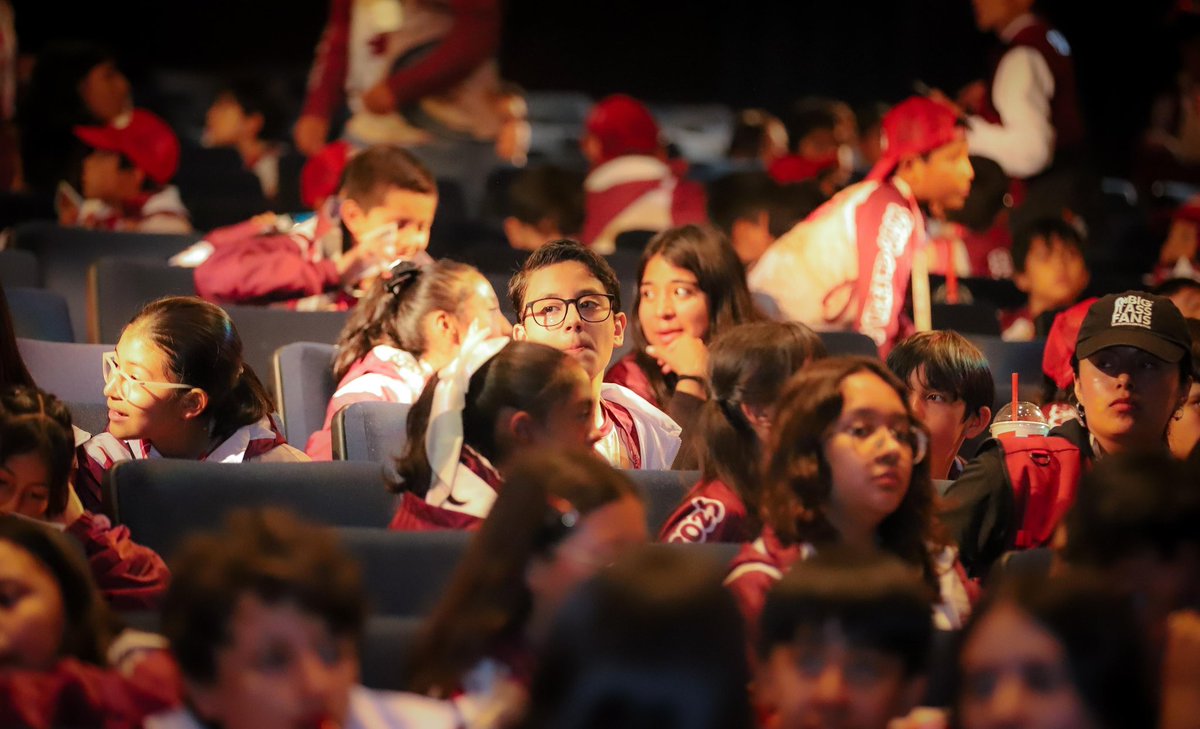 Edda Vite y Orlando Ángeles disfrutaron de un emocionante día del #CursoDeVerano2025 con una experiencia inolvidable: El Rey León en el Teatro Telcel. Así fue la aventura de más de mil niñas y niños que vivirán semanas llenas de arte, deporte y alegría. 😎🙌🏻✨