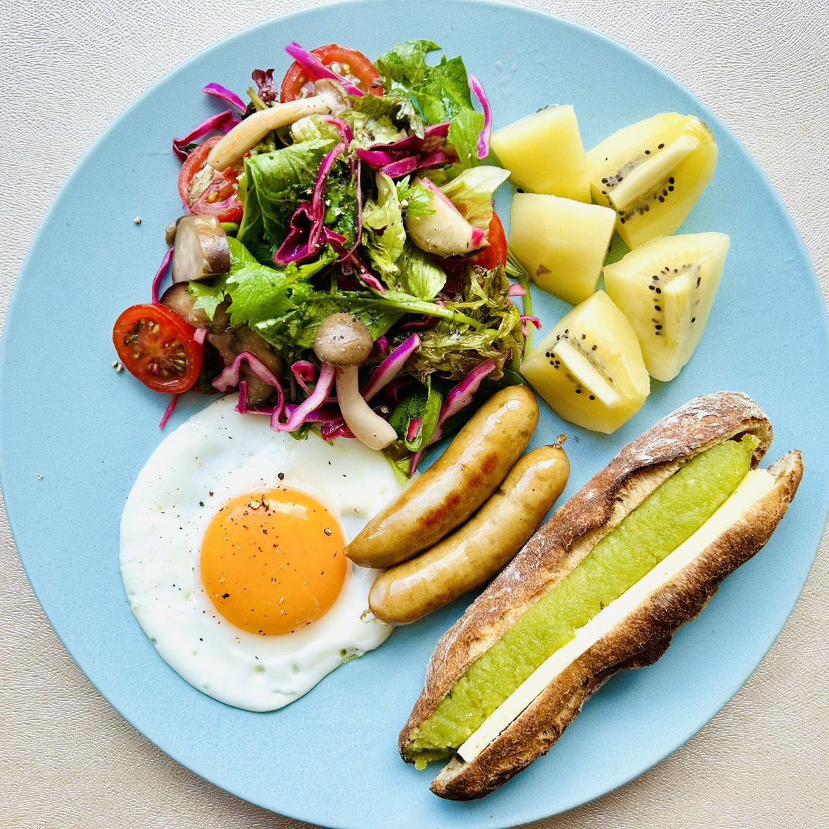 h_shimmon's tweet image. おはよう木曜日！
まぜまぜサラダ、目玉焼き、ソーセージ、キウイフルーツ、 #ベイクアンドロール のずんだバターサンド。
Good morning Thursday!
Mixed salad, a fried egg, sausages, kiwi fruits and #BakeAndRoll ‘s #BeanPaste butter sandwich.

#料理男子 #homecooking