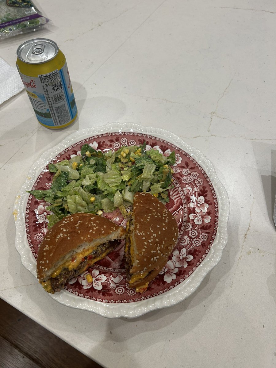 prezbread's tweet image. Smash burgers with some homemade jalapeño pimento cheese #chefpwez