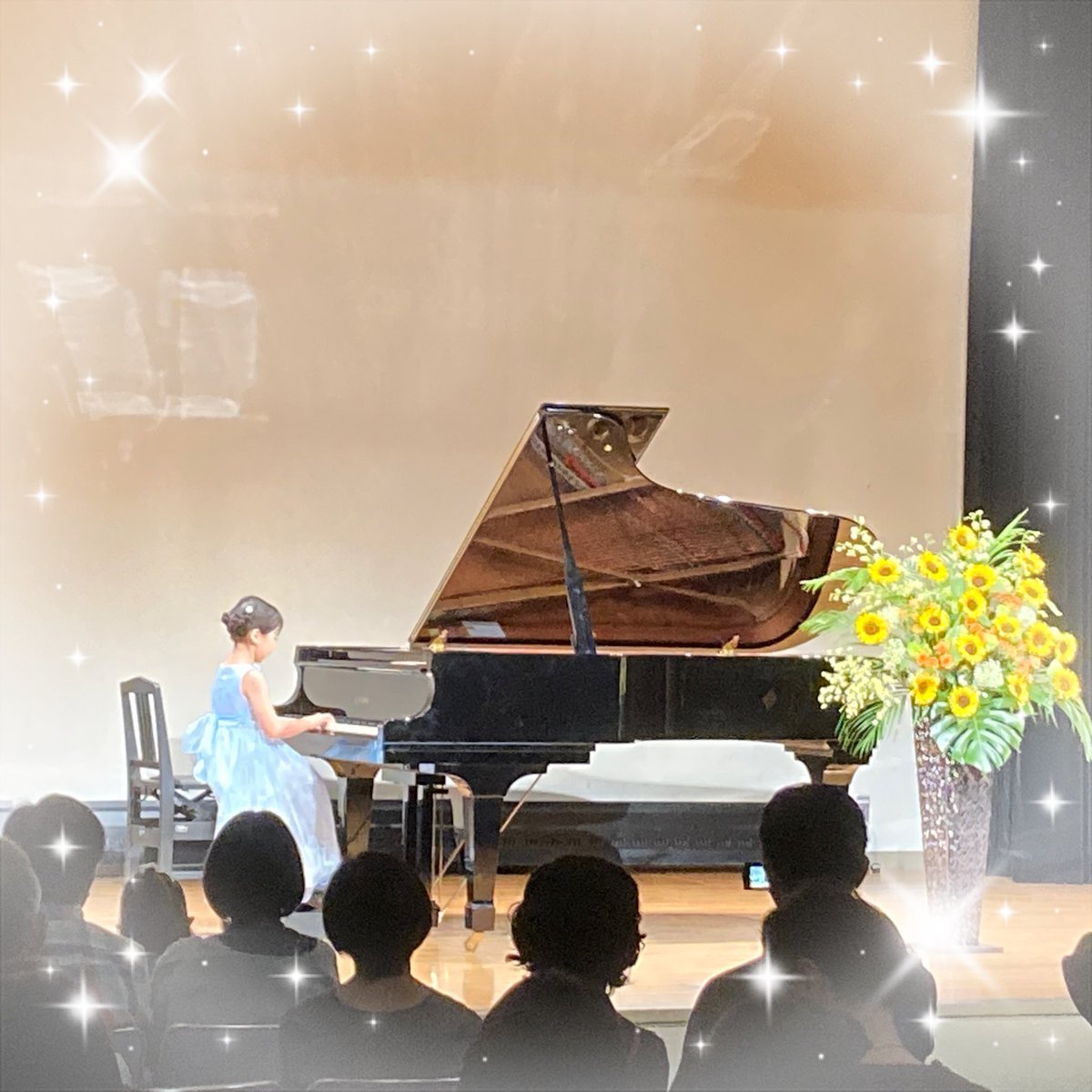 smallmusicroom's tweet photo. 2025年の発表会が終わりました。
4ヶ月も投稿してなかったんだ…教室も6年目今は5名の先生方生徒数も80名となりました。高学年、中学生が増えてレベルupしてきたなぁ〜ご協力下さった皆様に感謝✨✨ #ピアノ発表会　#小さな音楽教室　#ひまわり https://t.co/jr9nEWjSbp