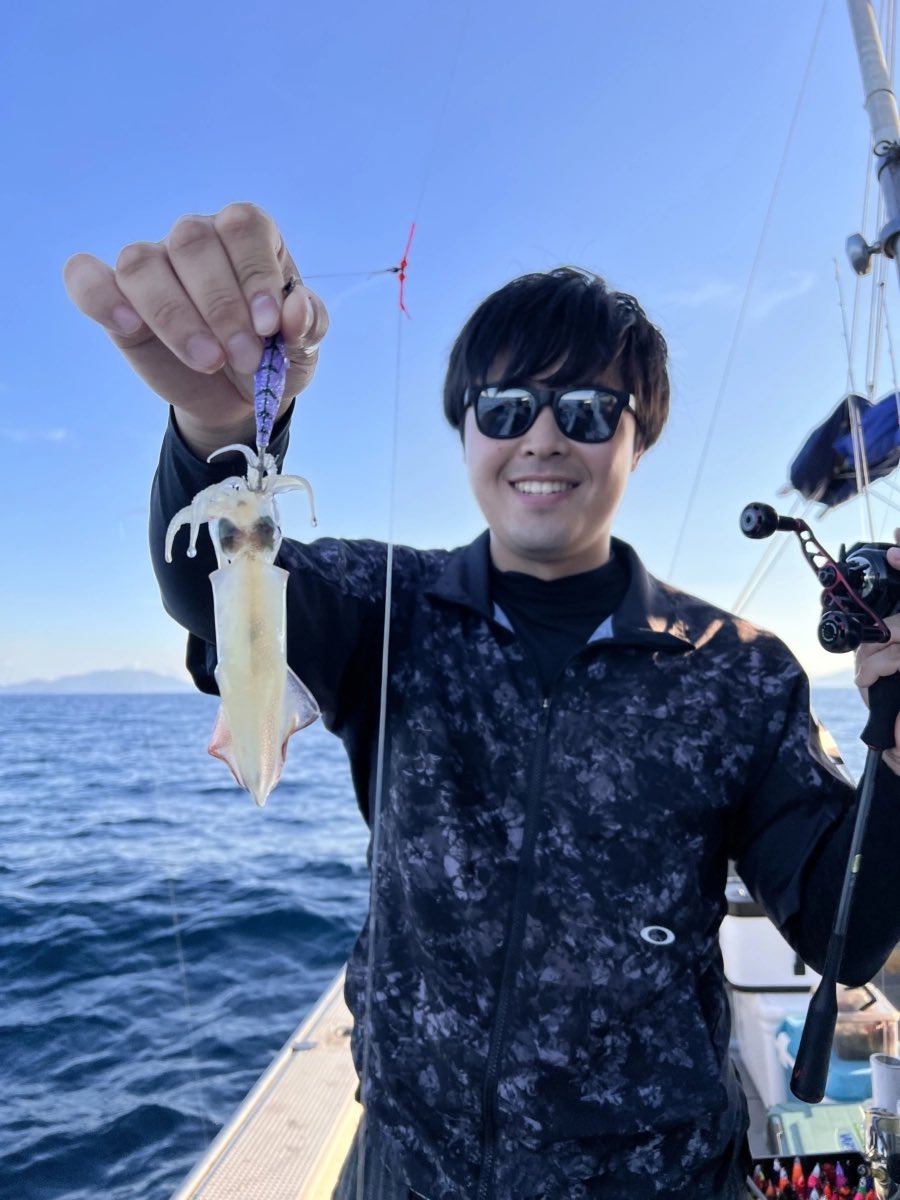 イカメタル半夜便釣果
ケンサキ61、スルメ2でした！
2位と15匹差でダントツの竿頭でした👍
開始1頭目落ちパクしてから点灯するまで無でしたが、常にポコポコと釣れる良い日でした！
新子は触りが多くて当たりとの区別がつきづらかったので確実に当たりだけを取れるように精進します！