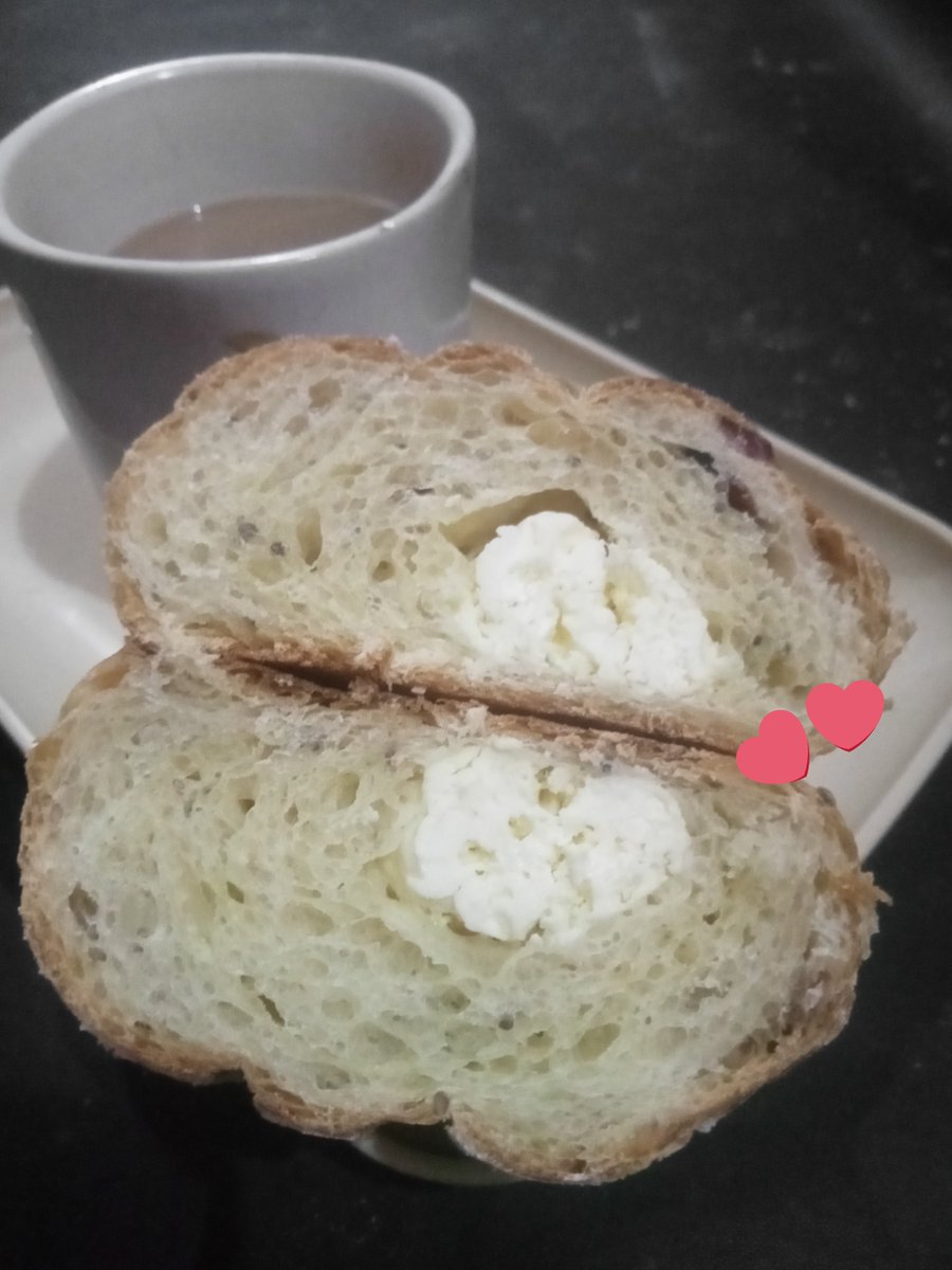 Sourdough Cranberry Cream Cheese 
Bisa Order di aku ya by DM or WhatsApp...

Pagi ☕🍞
