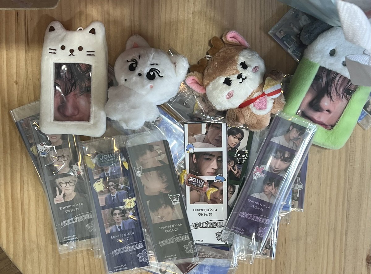CYBERJKES's tweet photo. hi engenes! @wonples &amp; i will be handing out freebies for WTL LA stop. we can’t wait to meet those of you who will be attending 🩶 
#ENHYPEN #WALKTHELINE_IN_LA #ENGENE https://t.co/6mXzw7xAmv