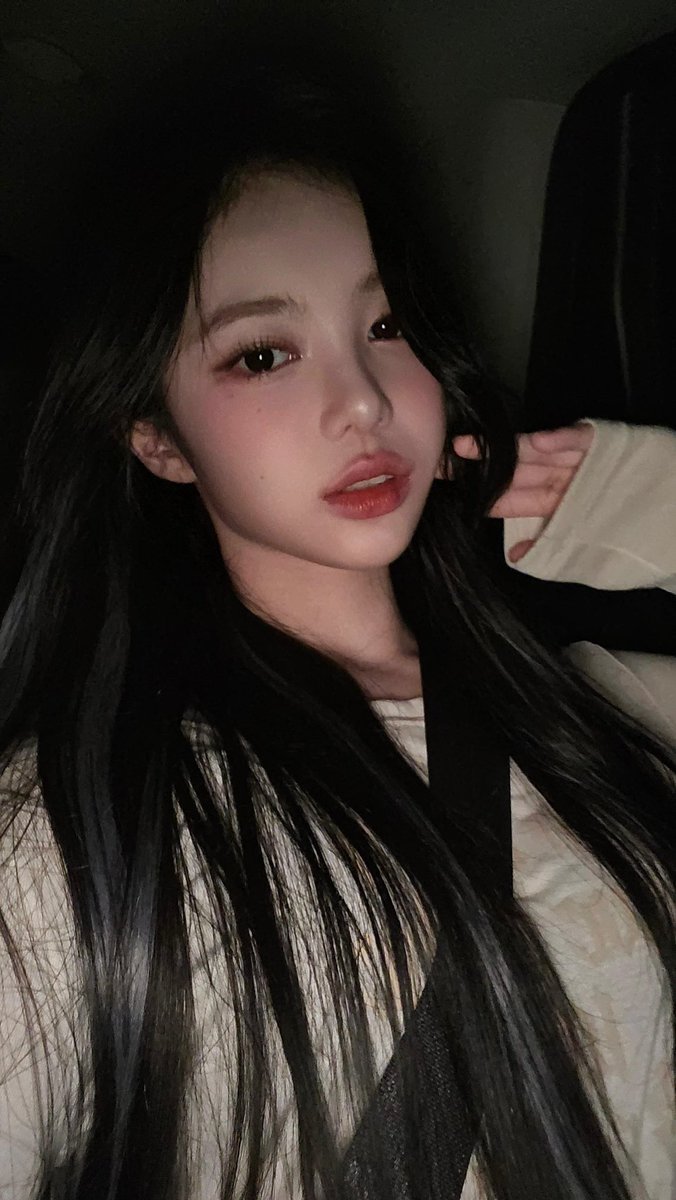There’s something about late-night car rides—the stillness, the glow, the quiet confidence. No rush, no noise… just a little moment to feel soft, pretty, and completely at peace.✨🖤