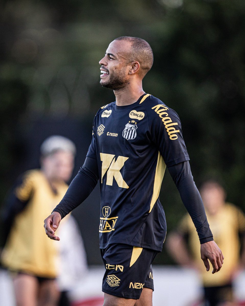 instasantosfc__'s tweet photo. Jogador bom é outra história mesmo,já foi apresentado,já treinou com o elenco e provavelmente já vai ser titular na segunda feira diante do Juventude. https://t.co/r67wZ3teml