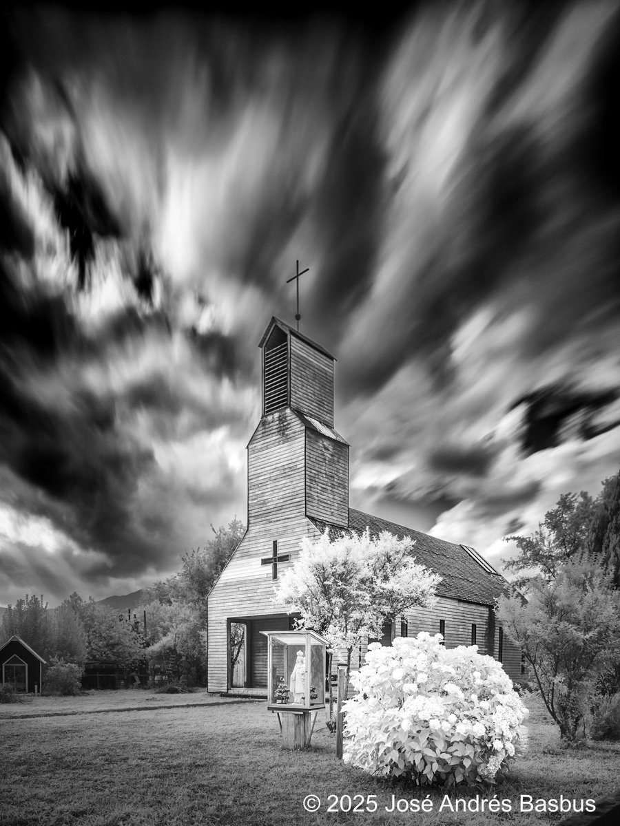 BasbusJose's tweet image. Probando el nuevo objetivo “tilt&amp;amp;shift” de Fujifilm, al extremo, en esta imagen infrarroja de larga exposición, iglesia de la Comuna de Puelo, en Cochamó, Region de Los Lagos, sur de Chile.
aplique el maximo de shift: (15 grados). La imagen no pierde calidad en su extremo.