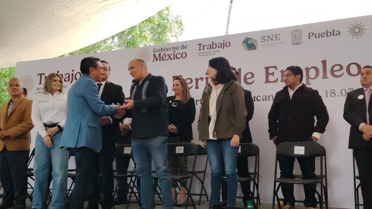 ✅ Con el objetivo de fortalecer la vinculación laboral en Puebla, el diputado <a href="/JLuis_Figueroa/">José Luis Figueroa</a>, presidente de la Comisión de Trabajo, Competitividad y Previsión Social, asistió a la 18ª edición de la Feria del Empleo en San Martín Texmelucan.

🤝Destacó que estos espacios son