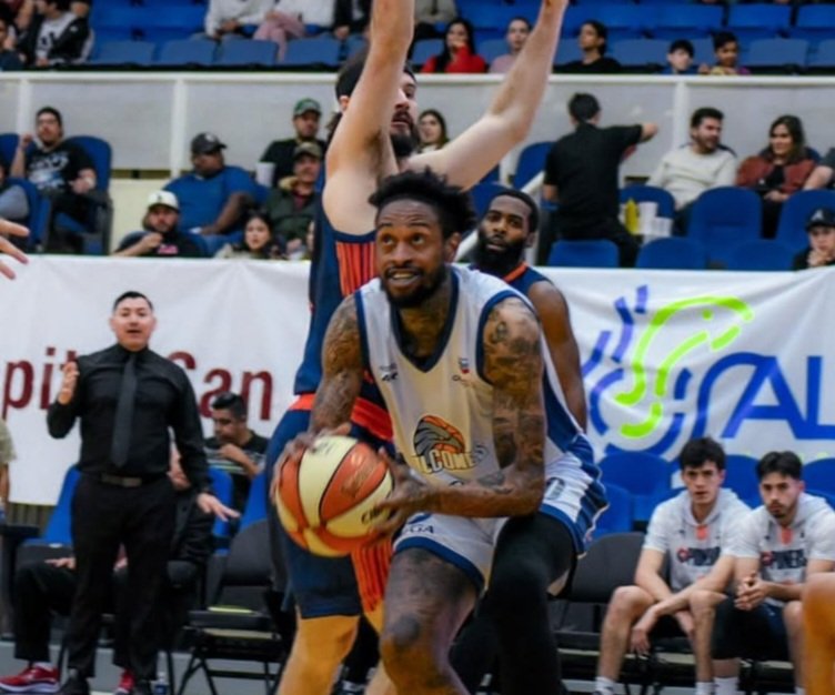 fermartinezlar's tweet image. Greg Whittington @Built4Bucketz, ala pivot de 2.05, es el tercer extranjero confirmado por @BasketCAPuy para la Liga Uruguaya 2025/26, viene de jugar en @halconesobregon en CIBACOPA de México, se une a Skyler Hogan y Andrés Ibargüen como las fichas innominadas del aurinegro