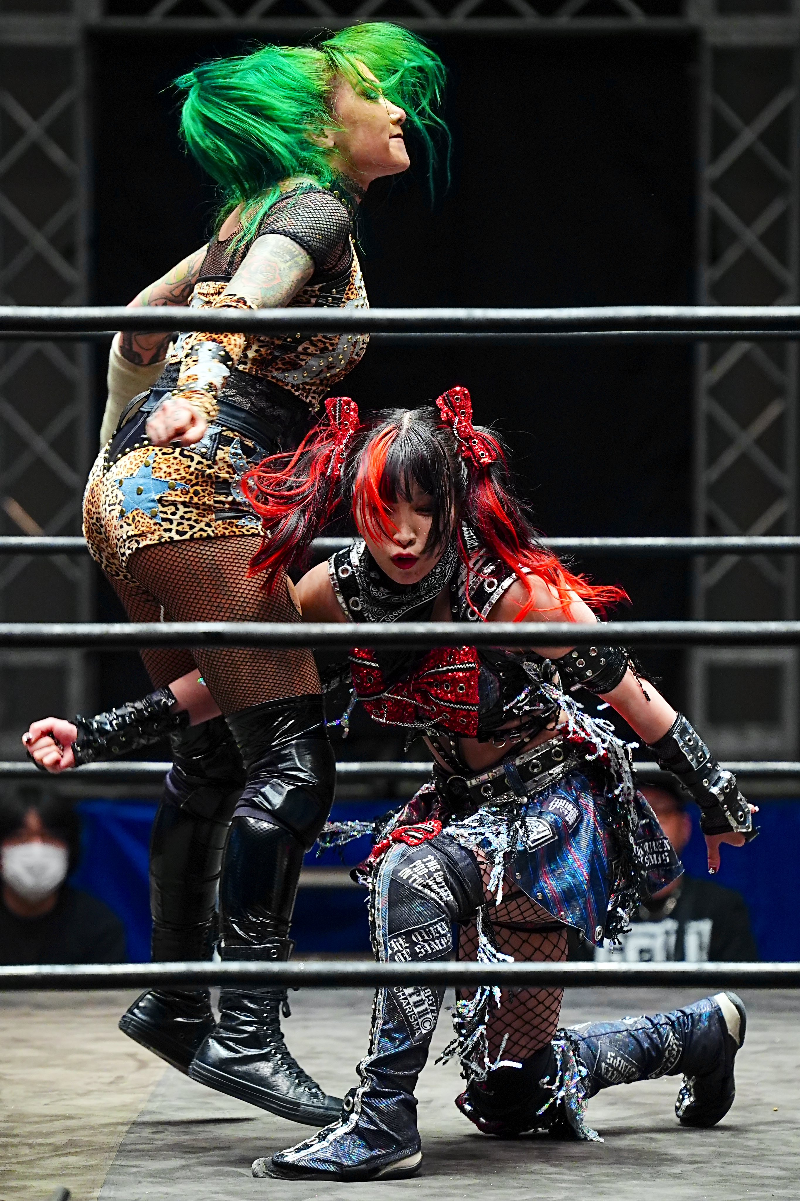 伊藤まきまき WOULD YOU LIKE YOUR BACK BENT TOO?