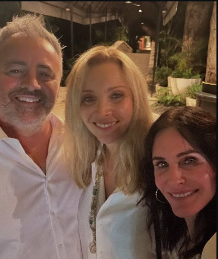 mleblancbr's tweet photo. 📱• Em comemoração ao aniversário da Lisa Kudrow, Courteney Cox postou em meio ao carrosel de fotos, uma selfie onde o Matt aparece e o mesmo curtiu! 🤍 https://t.co/tFq57Vgx92