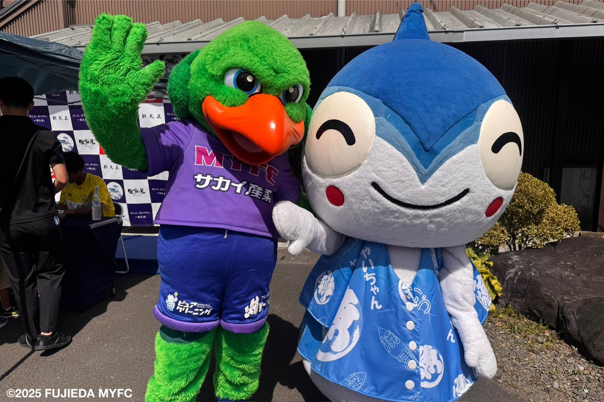 fujiedamyfc_pr's tweet photo. 🐟 | 新丸正 工場祭イベント 

7月27日（日）、
オフィシャルパートナー #新丸正 にて行われた、
「 鰹節工場直売所 夏の工場祭 」に
#河本大雅 選手・ #栗栖汰志 選手が
参加しました！💫

▼ レポート📝
https://t.co/avH4A6B7yy

#藤枝MYFC
#ホームタウン焼津市 https://t.co/MHOvWf7M4L