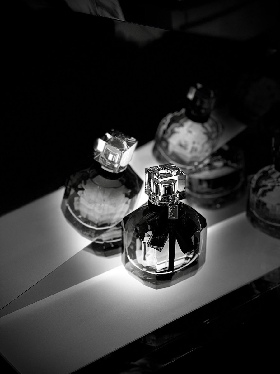 Antique_HCM's tweet photo. ⋆

〜 Maison 〜 

香水瓶に閉じ込められた花の記憶

時を止めた銀細工の蝶

それは永遠という名の檻に囚われた美

𓍯

#maison 
#lecafé 
#上質な空間
#大人の休息 
#yvessaintlaurentmonparis 
#アンティーク 
#銀細工の蝶
#オートクチュールなひととき https://t.co/AcVn8PnLSc