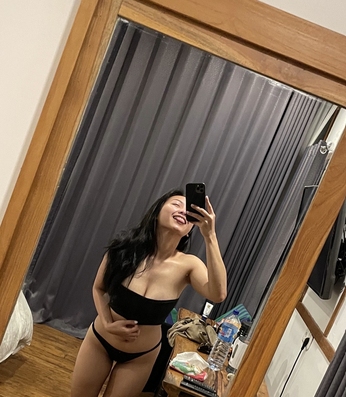thepschent_'s tweet photo. main didepan kaca gini salah satu fetish aku..km gimana?? https://t.co/h3xatiM30J