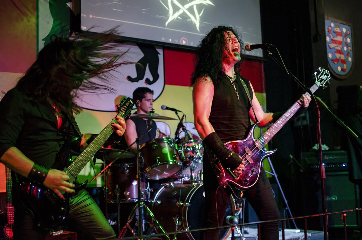 Gracias restless.underground por capturar con tanta fuerza lo que vivimos esa noche🔥

Esto apenas comienza🤘😈

#veildeth 
.
.
.
.
.
.
.
#veildethdarkheavymetal #rock #concierto #conciertazo #conciertoenvivo #conciertos