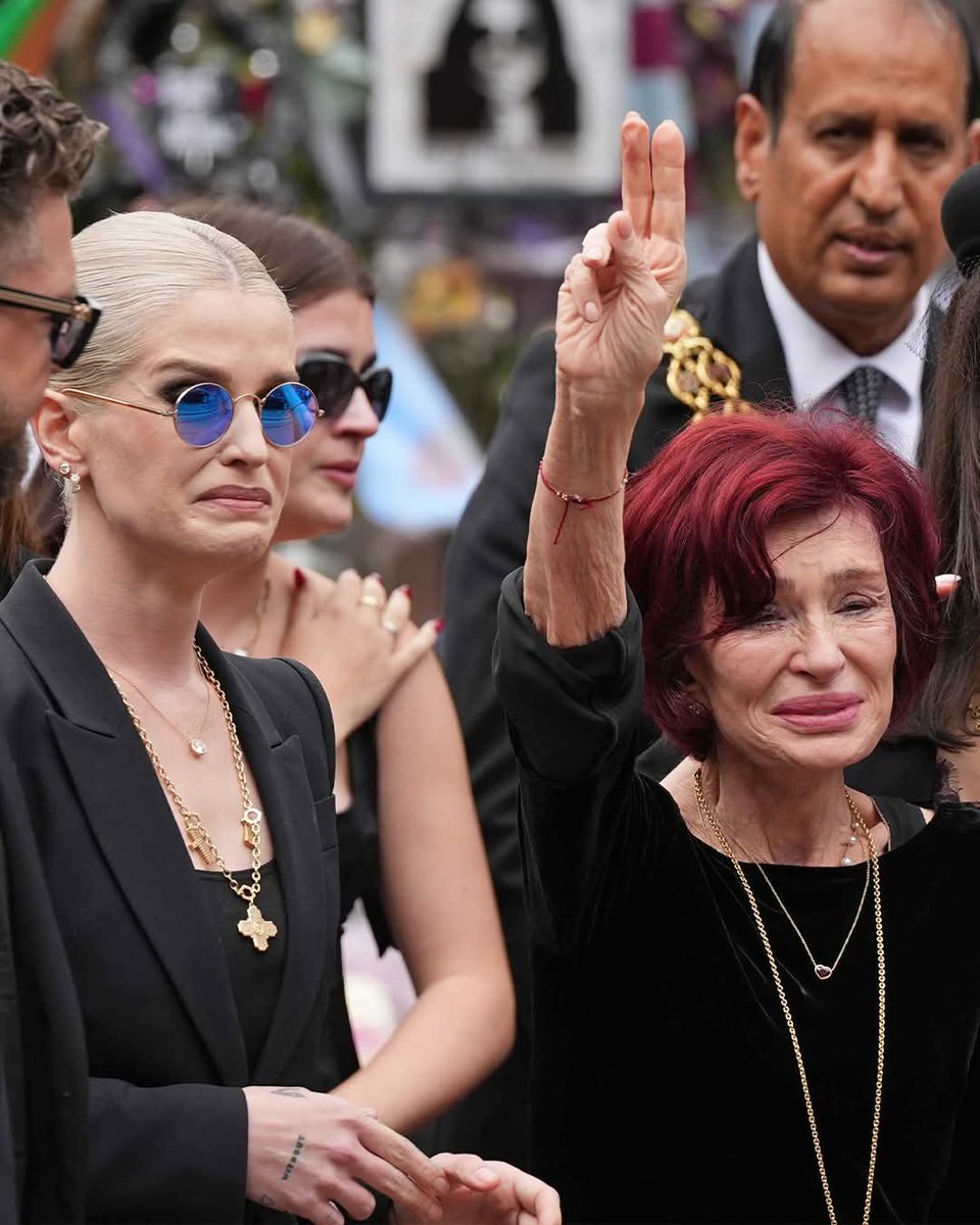 My heart completely broke for Sharon and the family this morning. We lost a music icon, they lost a husband,father, papa and brother. Sharon is wearing Ozzy's wedding ring around her neck 🥹

*Side note Aimee looks just like Sharon and Kelly looks just like Ozzy ❤️