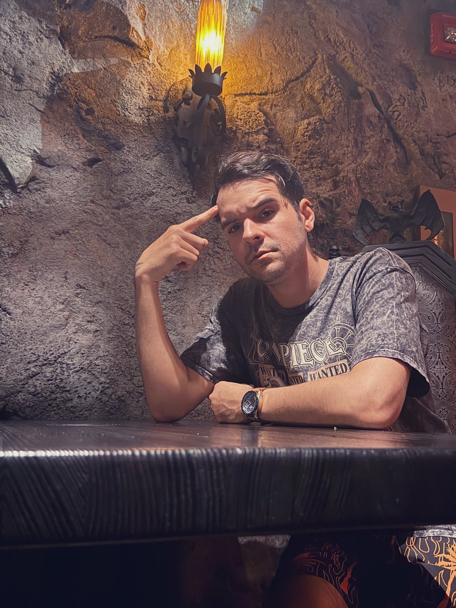 Mi vida dio un giro tan inesperado que a veces siento que el universo juega en mi contra cuando no estoy listo… y a favor cuando sí lo estoy.
Es confuso, porque muchas veces uno no reconoce el éxito: lo imaginabas de una forma y la vida te lo presenta de otra.
Hoy tomo