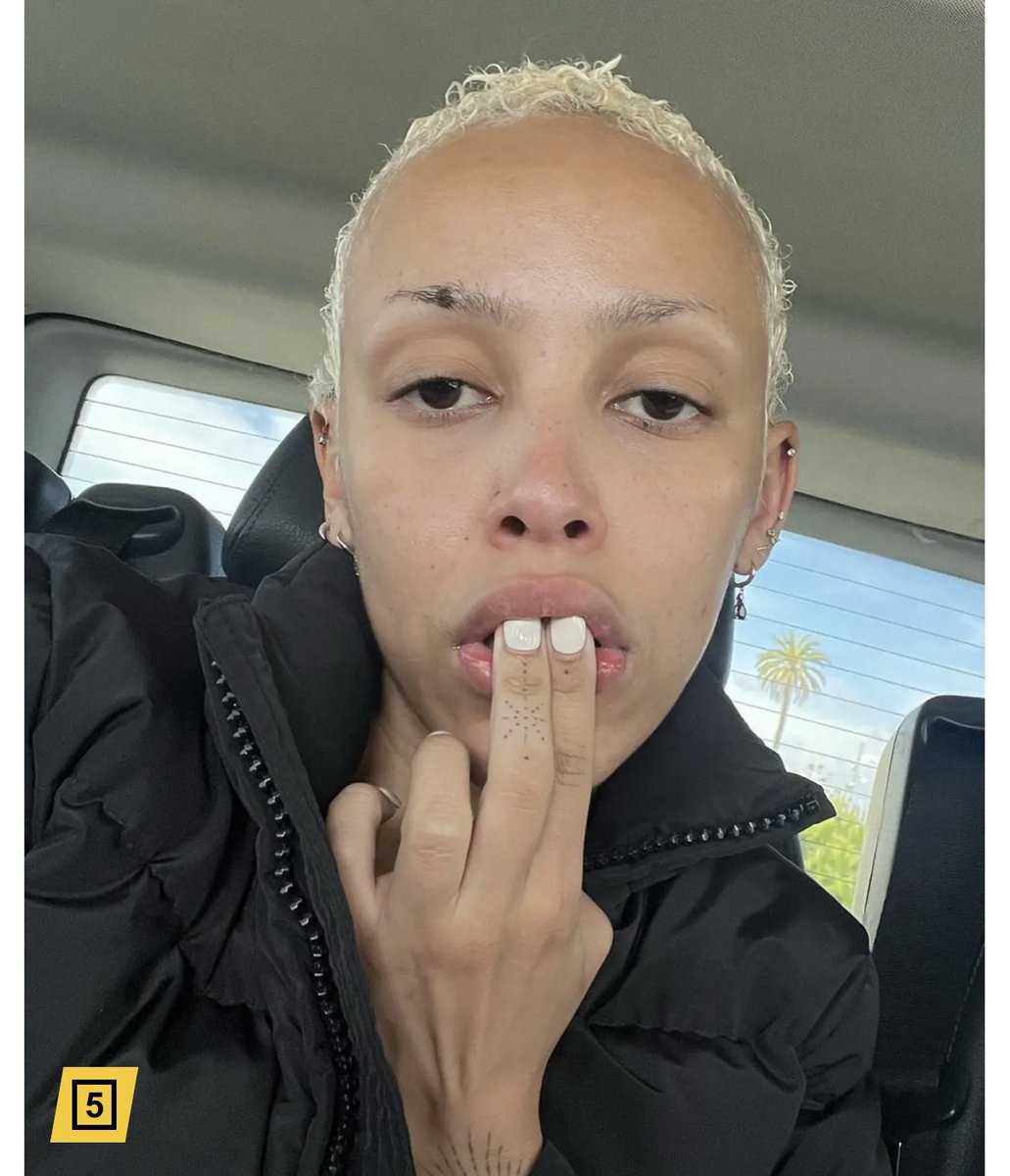 Bossy_Leah's tweet photo. You look like an entire crackhead. I would be mad at hot white chicks too. https://t.co/8eeSStNUH2