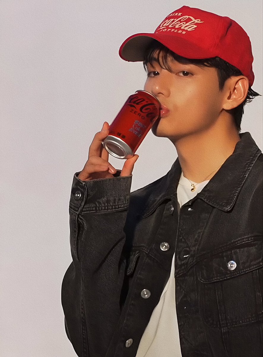 Taehyungimpact's tweet photo. the lip gloss and his honey skin 🫠 https://t.co/fcvdcBGhRn