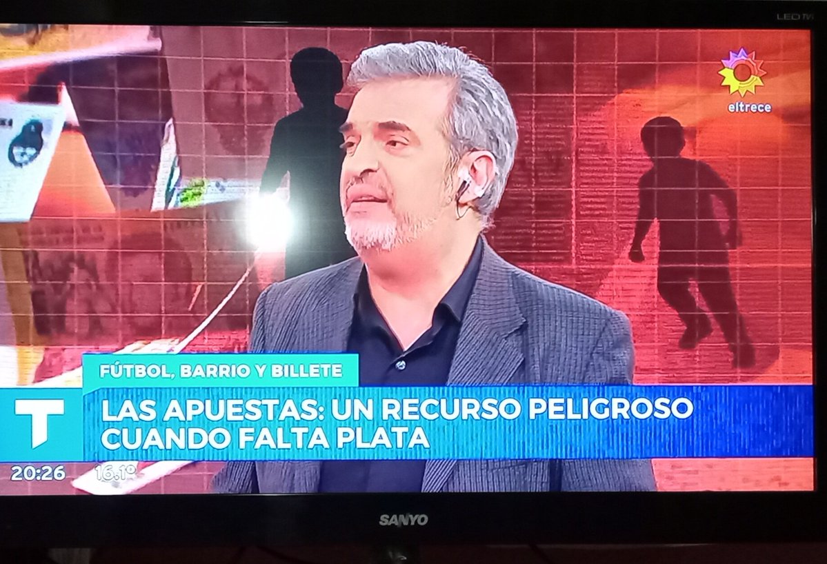 MIRA EL " LIMPITO" ,EL INTENDENTE DE 3 DE FEBRERO, DIEGO VALENZUELA,  PERMITE QUE SE JUEGUE AL FUTBOL DE MADRUGADA CON PIBES, Y CHIQUITOS A ESA HORA HACEN DE TRAPITOS PARA CUIDAR LOS AUTOS. APUESTAS ,BILLETES, NO ME SORPRENDE , LO VI EN  PUERTA 8 CON LA FALOPA.
