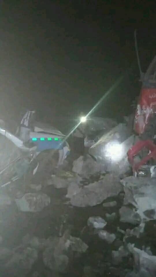 #ذمار_الآن | انهيار صخري مروع في نقيل #بني_سلامة بمديرية #المنار_آنس يودي بحياة عدد من الأشخاص ويدفن 4 قواطر (ديزل، دقيق، سماد)، سيارتين، ودراجة نارية لمرور الطرق، وذلك بعد تكدس المركبات بسبب السيول وقطع الطريق، واستمرار هطول الأمطار. #اليمن