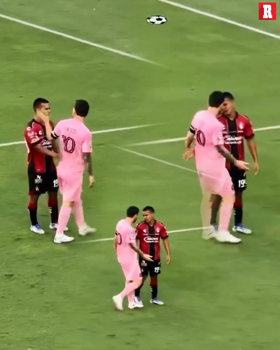SE ENOJÓ

Messi fue a encarar al joven del Atlas, Sergio Hernández. Lo manoteó y le dio una palmada en la cara. Messi no puede con el Rojinegro.

Miami 0-0 Atlas 
EN VIVO: bit.ly/45hrgkk