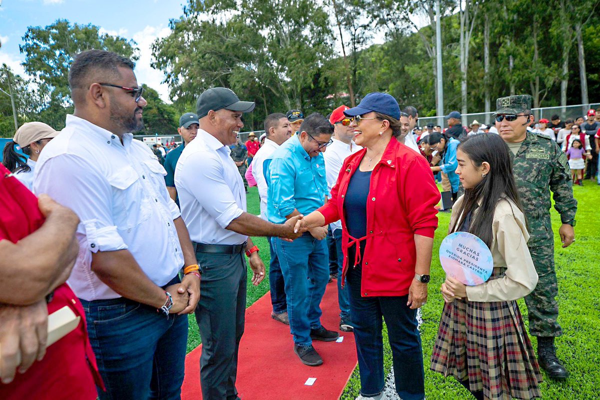 GobXiomaraHN's tweet photo. 📌👩🏻‍💼En el marco de la inauguración de la cancha número 81 en San Marcos de Colón en Choluteca, la presidenta @XiomaraCastroZ manifestó que: “La refundación es cada cancha que se construye, cada escuela que se repara, cada centro de salud que se atiende, cada construcción de hospital. Esa es la refundación que significa para nuestro país, un cambio trascendental”.