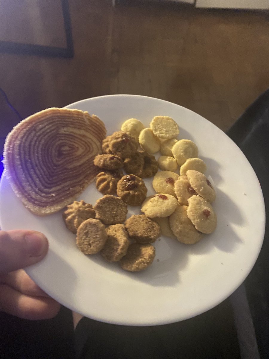 Esses docinhos de Pernambuco que ele trouxe 🤤🤤🤤<a href="/Aldythedog/">Aldy!</a>