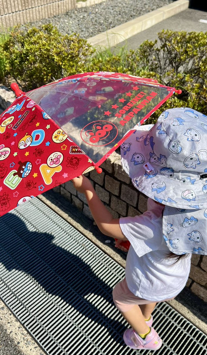 親の真似したくてアンパンマンの雨傘をさしたがる2歳児（させてない）
歩きの送り迎えは無理な気温…🥵