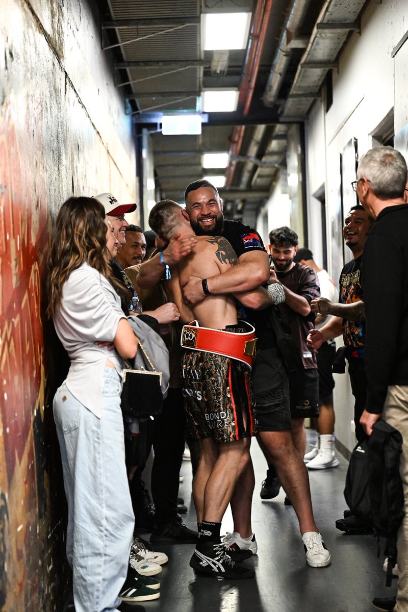 ausboxing's tweet image. Respect after battle. 

Floyd Masson and @joeboxerparker embrace following last night’s headliner in Brisbane. 

#ozboxing #boxing #masson #parker