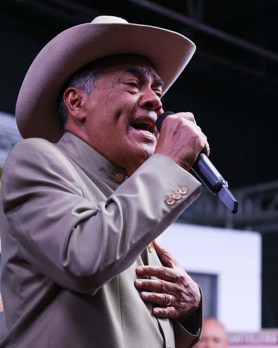 #NoHanPodidoNiPodrán | #EnVivo <a href="/dcabellor/">Diosdado Cabello R</a>: Hay que aplaudirlos porque es el recuerdo de Hugo Chávez. Yo les doy las gracias infinitas a todas y todos los que participaron en el disco “Por aquí paso”, los de la idea y los que promovieron esto, pero sobre todo a los que ponen la