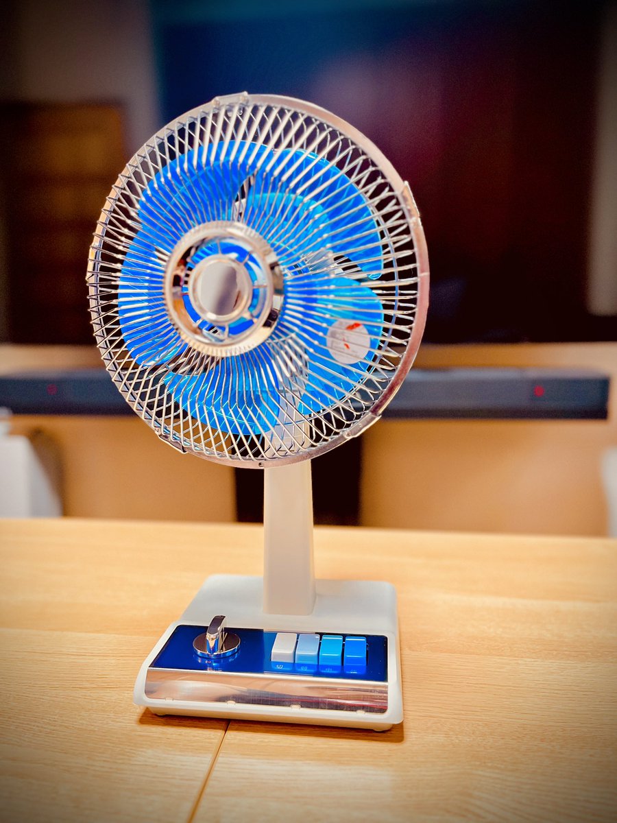raindrops_rep's tweet photo. カエルたちの空気を動かすために扇風機買いました。かわいい

 #レトロ https://t.co/D0VET7J6fO