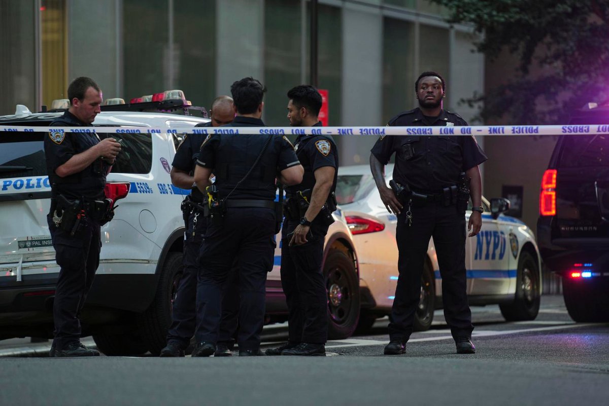 Jung1eChef's tweet image. Tragedy at a Manhattan office tower: Four people killed, including an off-duty NYPD officer, in a mass shooting before the gunman took his own life. japantoday.com/category/world…