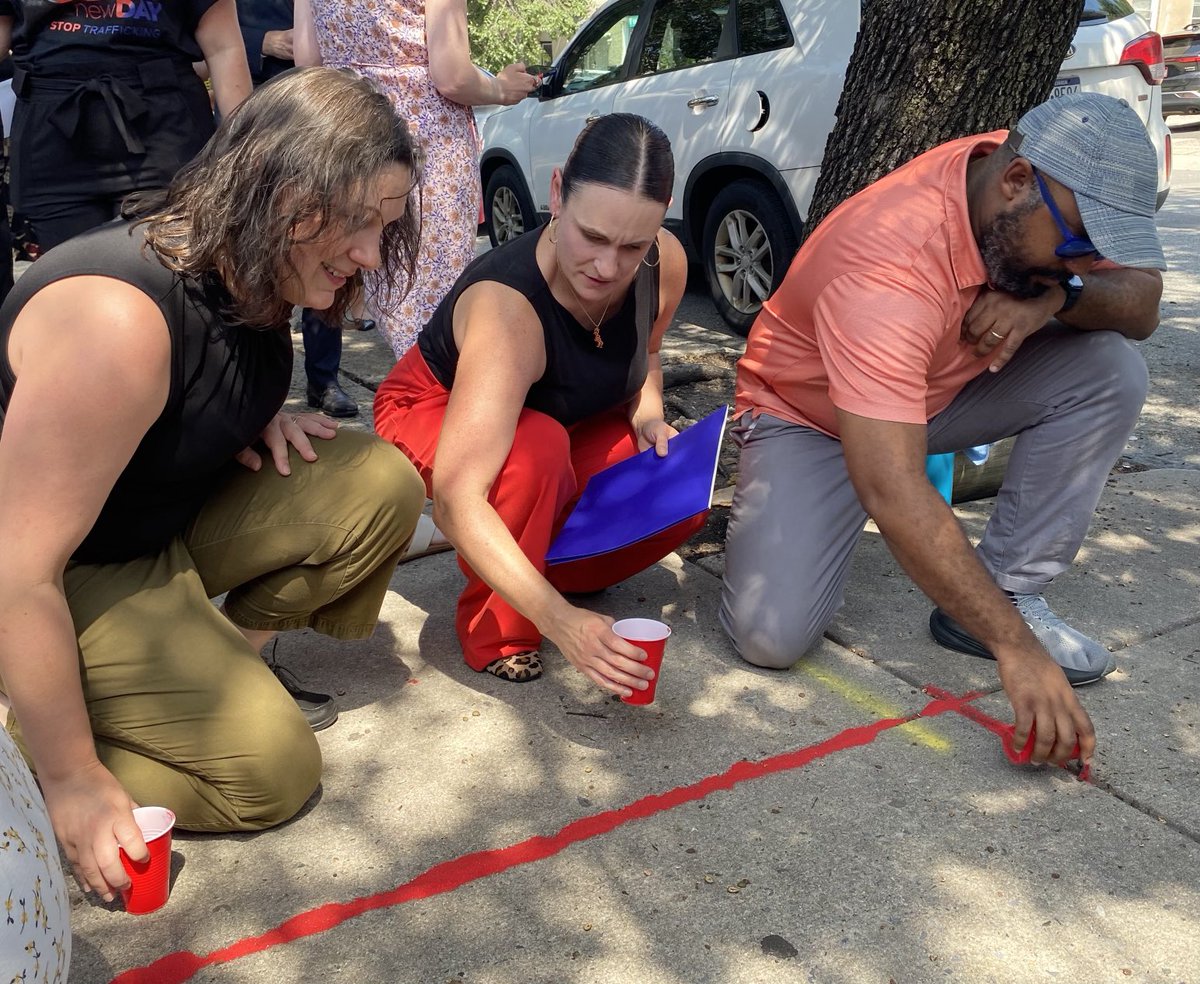 MontcoCourtNews's tweet image. #MontcoPa organizations, elected officials &amp;amp; community members gathered Wednesday for a #RedSandProject sidewalk installation outside Montgomery Bar Association to raise awareness about human trafficking &amp;amp; to honor those who have fallen through the cracks of society.