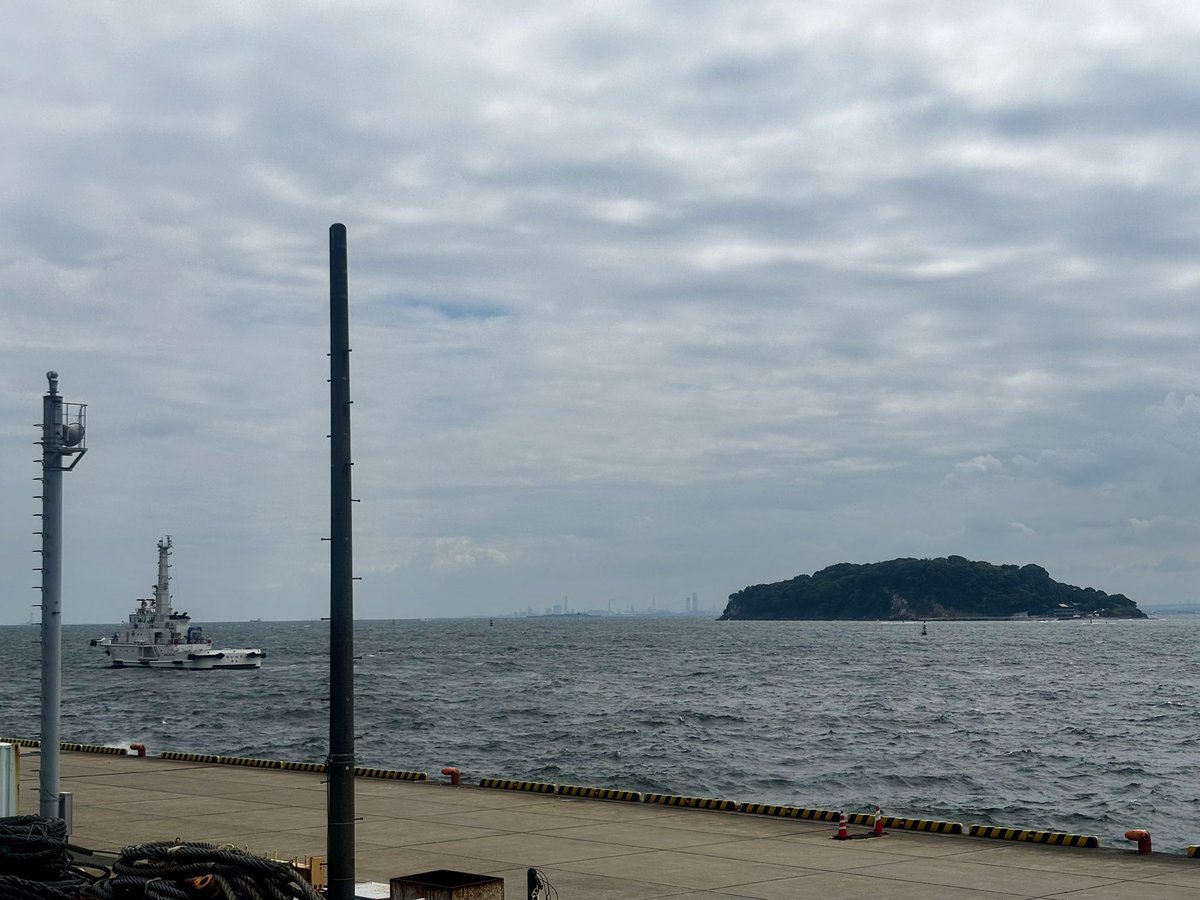 令和7年7月31日、今日の横須賀新港ふ頭のようすです。
北寄りの風がたいへん強く吹き、うねった波が岸壁に当たっては大きく砕けていきます。出港していく消防艇ひいらぎが見えました。