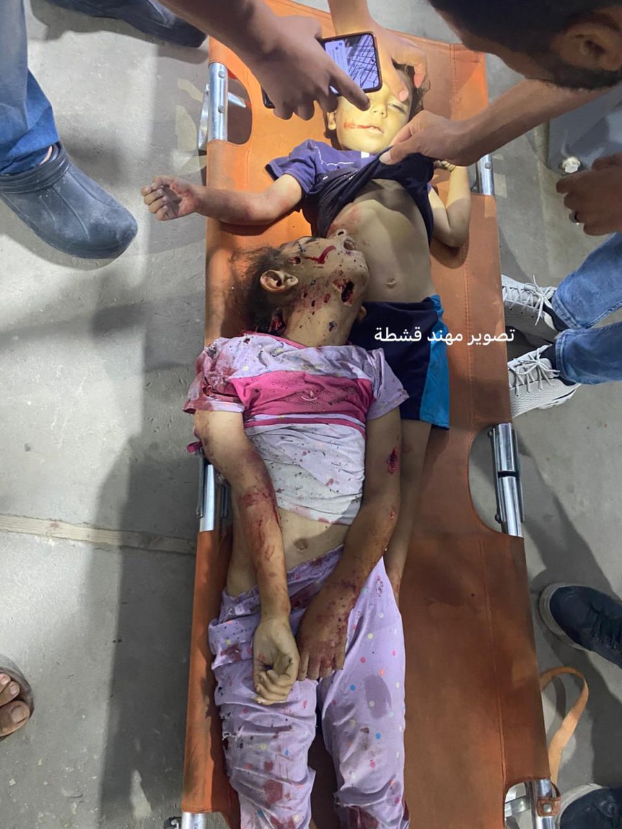 مشهد يُحزن من كان في قلبه مثقال ذرة من إنسانية .. 

طفلان شهـ.ـيدان جراء قصف مسيّرة إسرائيلية خيام النازحين في مواصي خانيونس جنوبي قطاع غزة