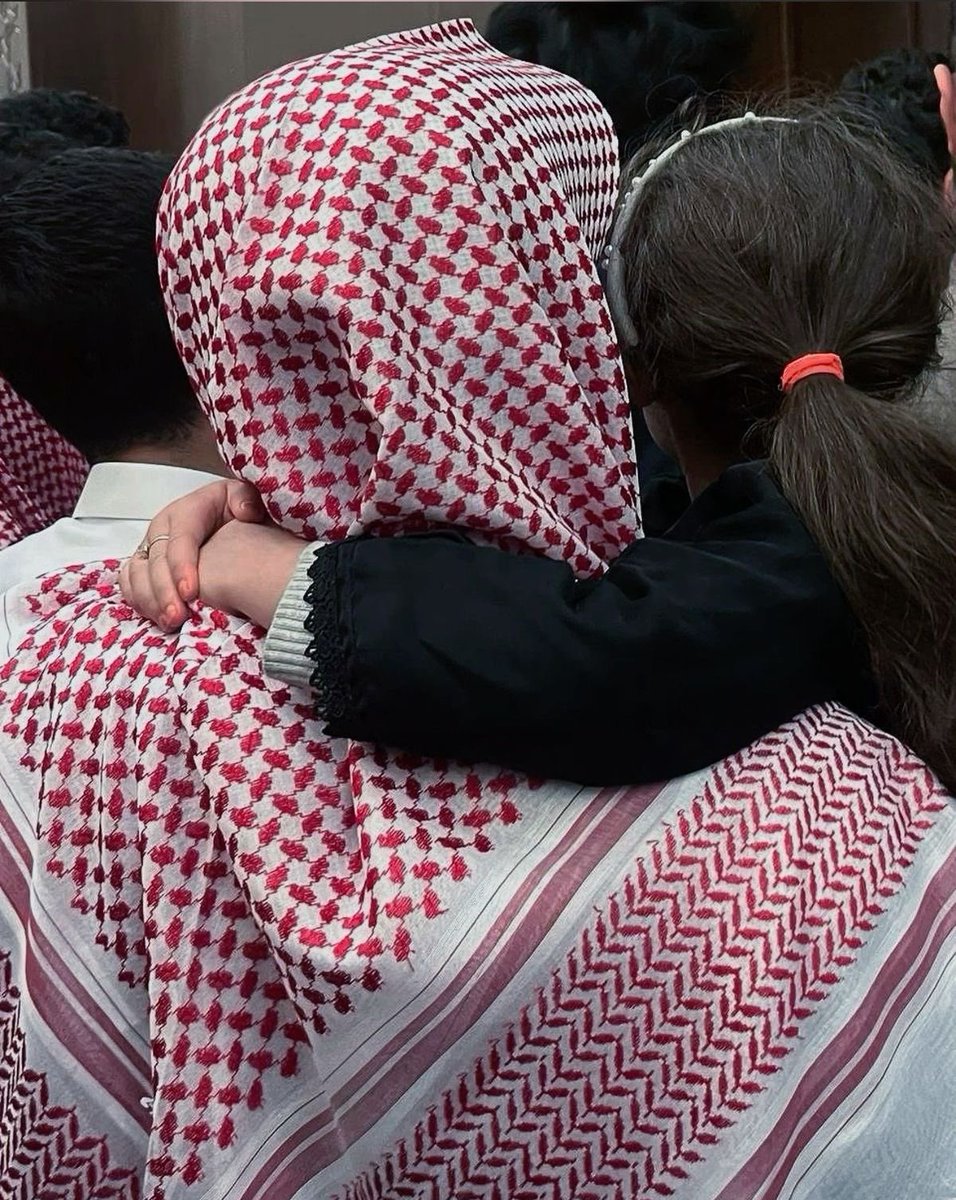 فَدَيتُكَ، ذا قلبي لديكَ أَمانةٌ
وأَنتَ عليها، ما حَيِيتُ، أمينُ