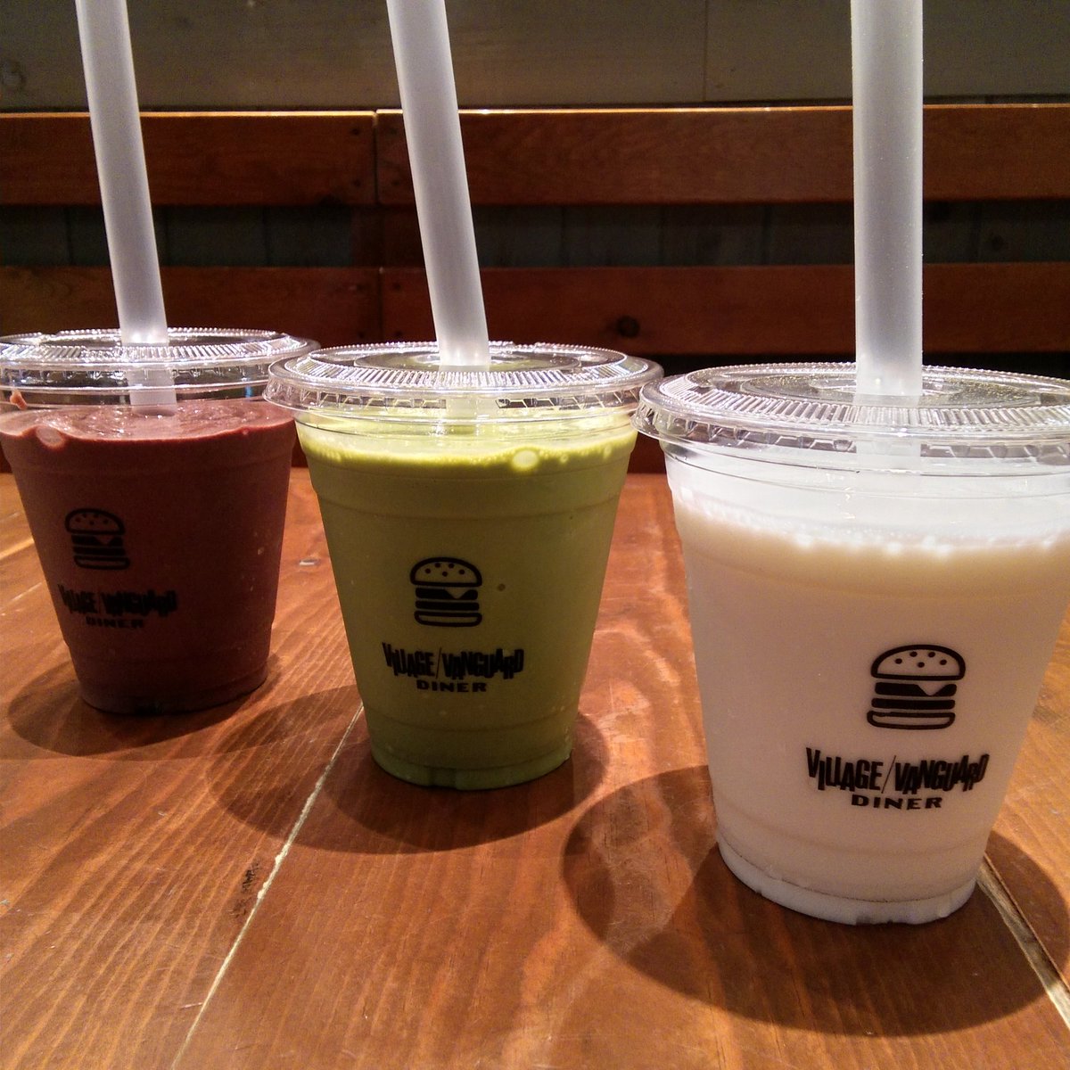 暑い日☀には、
ひんやり美味しい、ヴィレッジヴァンガードダイナーの濃厚シェイク🥤
・バニラ
・抹茶
・チョコ
のフレーバーで展開してます！

★人気だった【ヨーグルト】のフレーバーも復活させたい！
みんなもコメントで後押ししてね！😙
　
#シェイク
#町田
#暑いので涼しくなる画像を貼れ