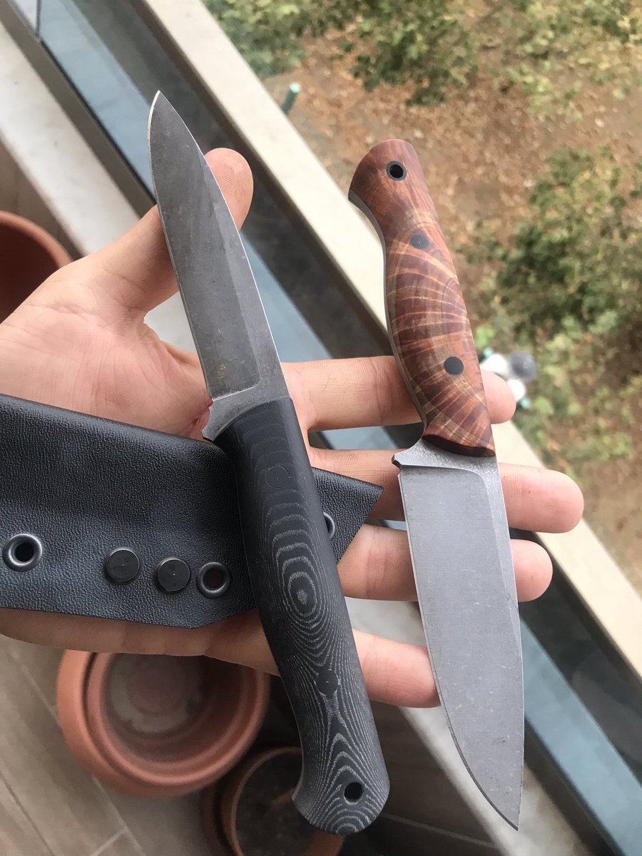 Kendim yapmadığım bıçağı arazide kullanmam
Soldaki daire testere çeliği ve fin mikarta
Sağdaki alman 1070 çeliği ve kestane uru
İkiside karbon çeliği ince asit dağlama ile paslanmanın önüne geçtim