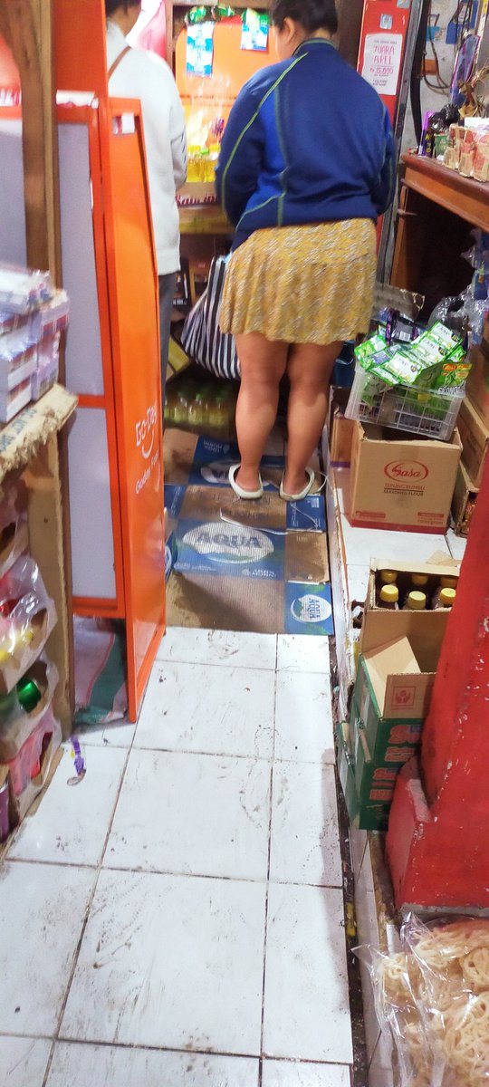 Pagi" kepasar dikasih pemandangan bginian malahan sengaja lgi berdiri depanku . Jadi tegang nih adakah ibu" yng mau nemenin 🙂‍↕️