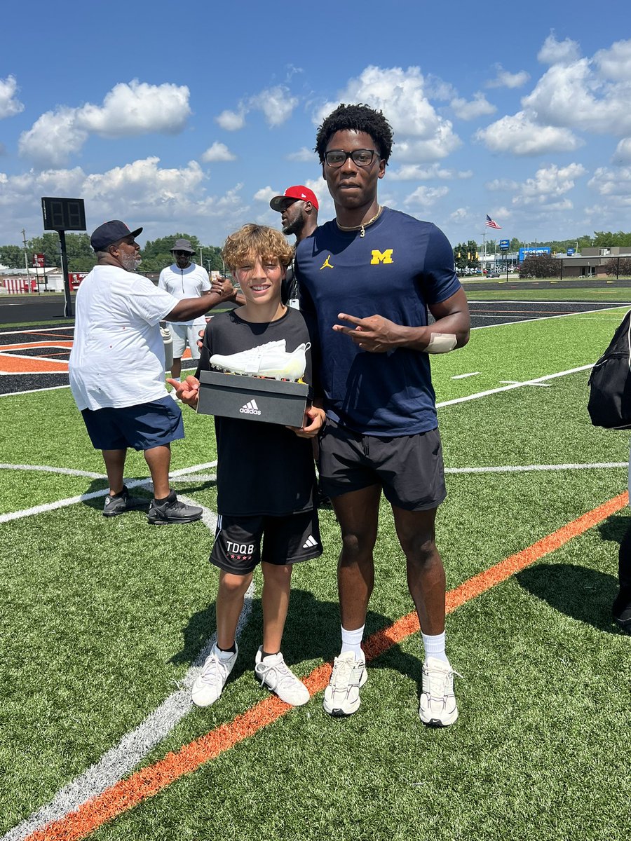 Roman Duckett (@duckett12074) on Twitter photo Was able to learn from one of the best running backs in the country & <a href="/UMichFootball/">Michigan Football</a> commit <a href="/JVBrow3/">Jonathan Brown</a> at the Middle School Showcase last Sunday. Thanks for taking the time to work with us!!
<a href="/TrambleJoe/">Joe Tramble</a> <a href="/QBHitList/">QBHitList.com</a> <a href="/TylerEliteQb1/">Uriel Tyler</a> <a href="/smsbacademy/">SoundMind SoundBody®</a> <a href="/PrepRedzoneMI/">Prep Redzone Michigan</a> <a href="/alex_pallone/">Alex Pallone</a> #qb2032 Was able to learn from one of the best running backs in the country & <a href="/UMichFootball/">Michigan Football</a> commit <a href="/JVBrow3/">Jonathan Brown</a> at the Middle School Showcase last Sunday. Thanks for taking the time to work with us!!
<a href="/TrambleJoe/">Joe Tramble</a> <a href="/QBHitList/">QBHitList.com</a> <a href="/TylerEliteQb1/">Uriel Tyler</a> <a href="/smsbacademy/">SoundMind SoundBody®</a> <a href="/PrepRedzoneMI/">Prep Redzone Michigan</a> <a href="/alex_pallone/">Alex Pallone</a> #qb2032