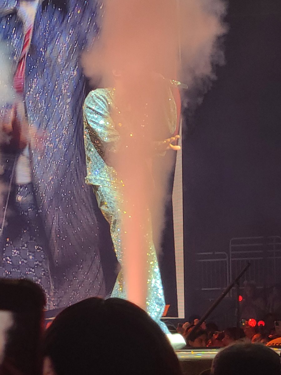 Other ARMY: perfect timing, perfect lighting, clear photos

Meanwhile, me: