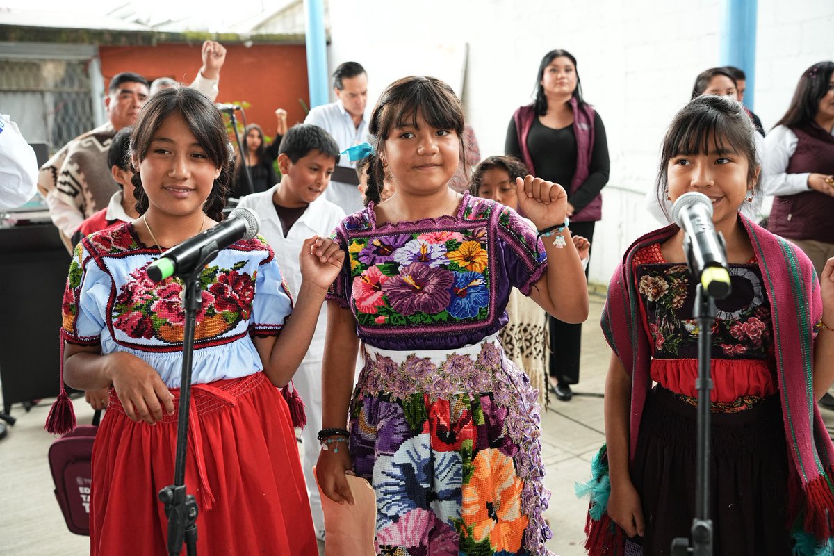 Mario Delgado (@mario_delgado) on Twitter photo Me da mucha alegría visitar el maravilloso pueblo de Cheranástico, #Michoacán, y llegar con las manos llenas de libros que serán semillas para las niñas y niños.
Junto al gobernador de #Michoacán, <a href="/ARBedolla/">Alfredo Ramírez Bedolla</a>, y la secretaria de educación del estado, <a href="/GabyMolinaMX/">Gaby Molina Aguilar</a>, hicimos Me da mucha alegría visitar el maravilloso pueblo de Cheranástico, #Michoacán, y llegar con las manos llenas de libros que serán semillas para las niñas y niños.
Junto al gobernador de #Michoacán, <a href="/ARBedolla/">Alfredo Ramírez Bedolla</a>, y la secretaria de educación del estado, <a href="/GabyMolinaMX/">Gaby Molina Aguilar</a>, hicimos