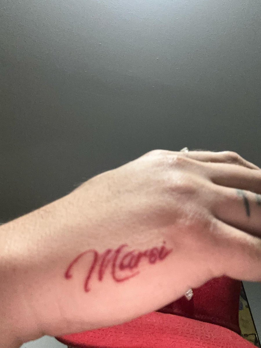 _mentelok's tweet photo. Si es real tatuate mi nombre https://t.co/kTEKr2hVjv