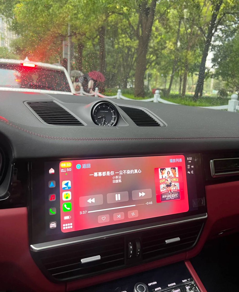 与其在别人的辉煌里仰望，不如亲手点亮自己的心灯。”